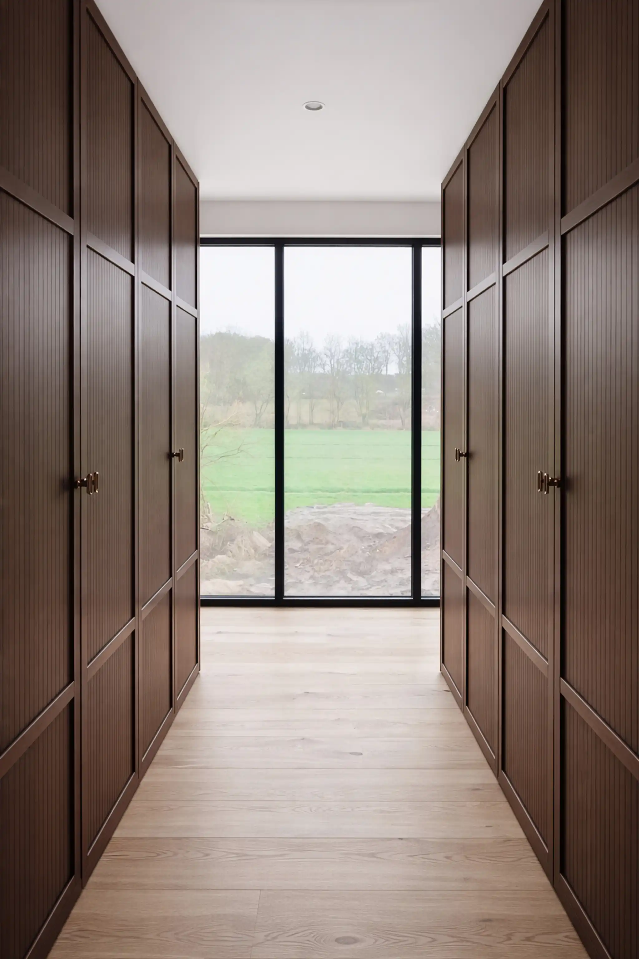 Twee dressings op maat tegenover elkaar in donker eiken met massief eiken kaders.