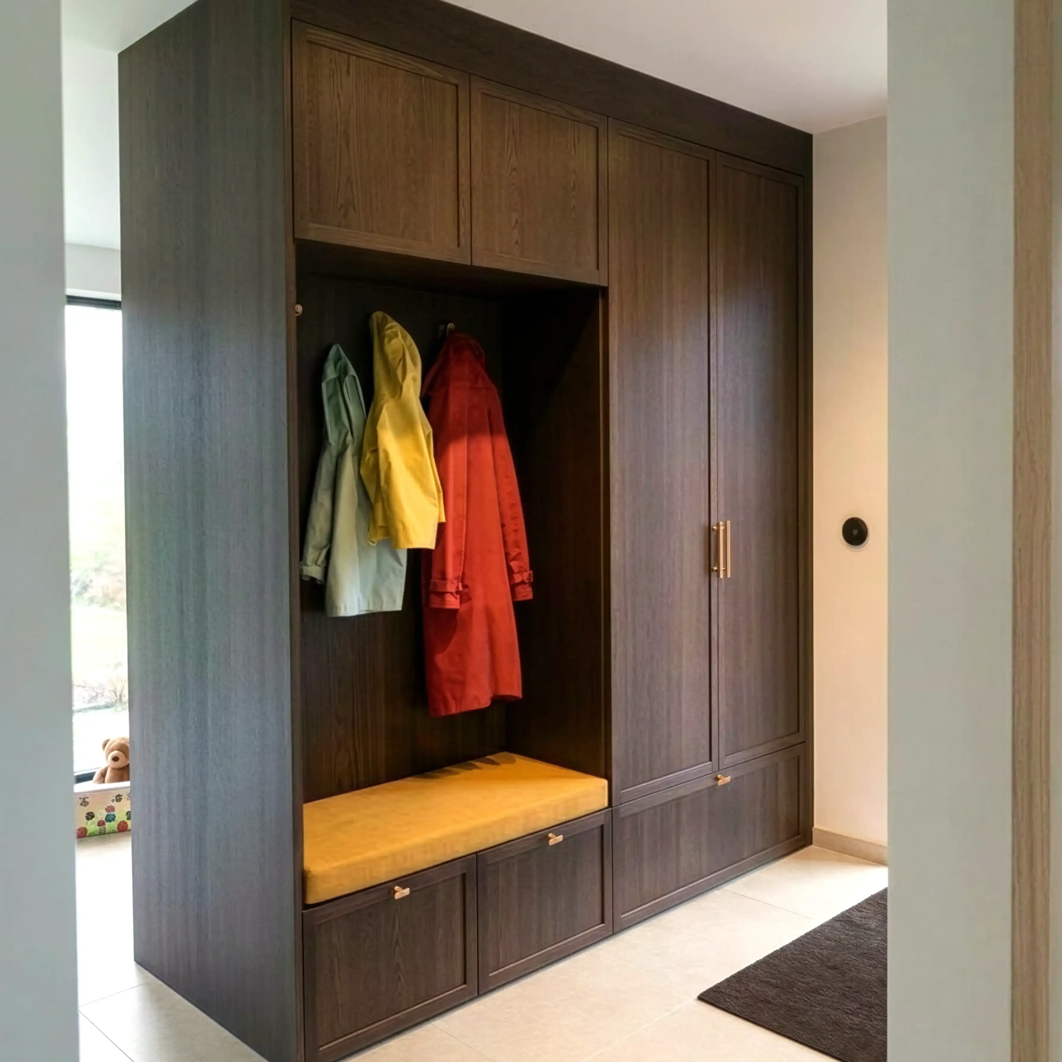 Vestiaire op maat met zitbank, kapstokhaken, schoenlades en vestiairekast in donker eiken