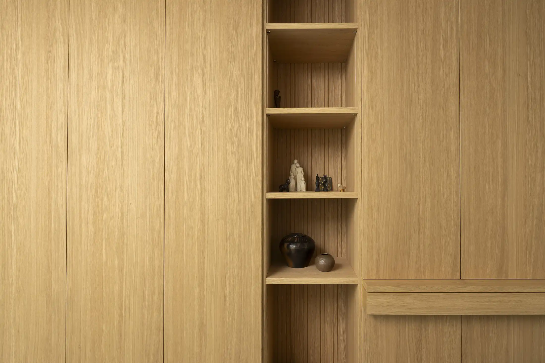 bureau op maat met bovenliggende leggers