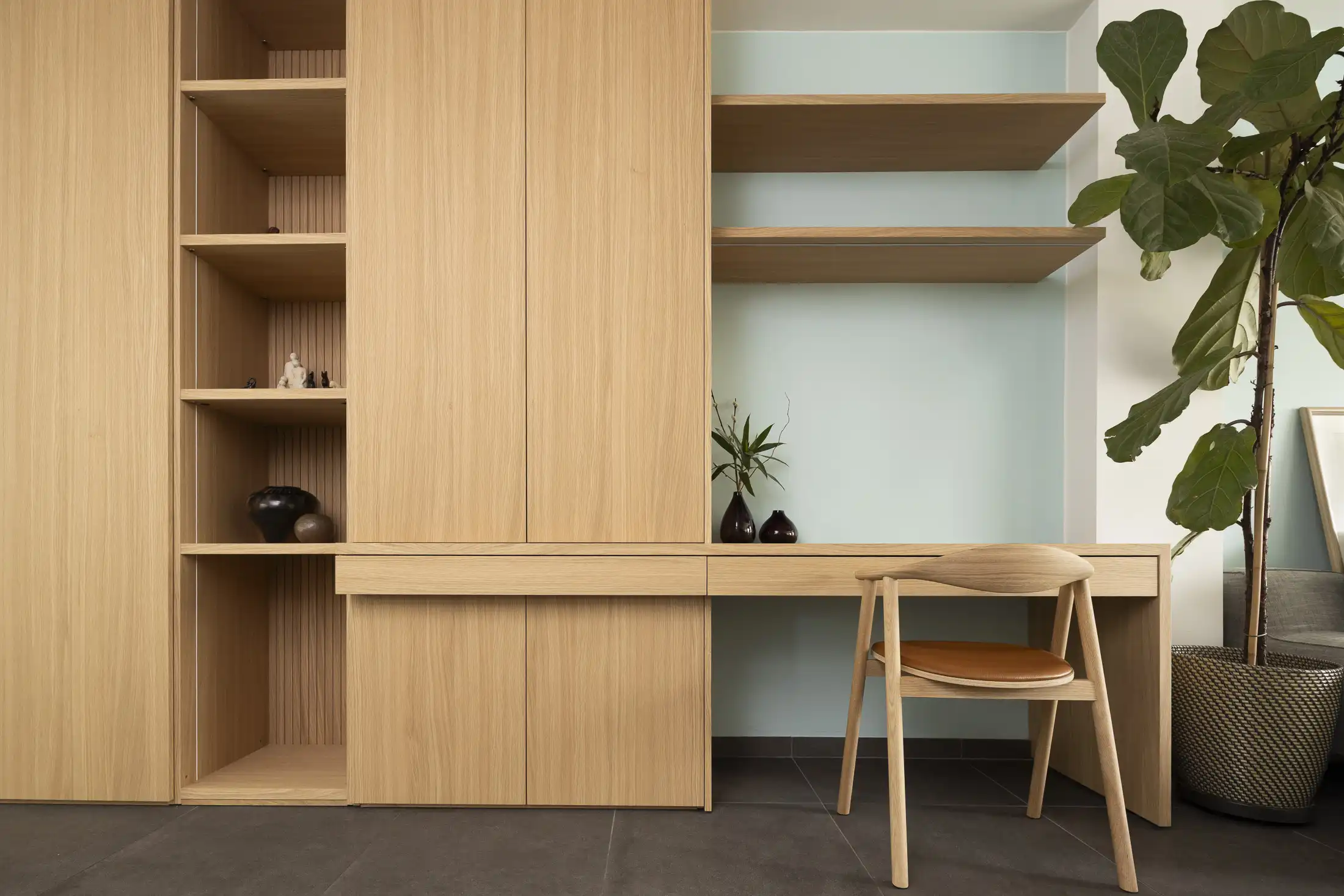 wandkast met bureau geïntegreerd in leefruimte