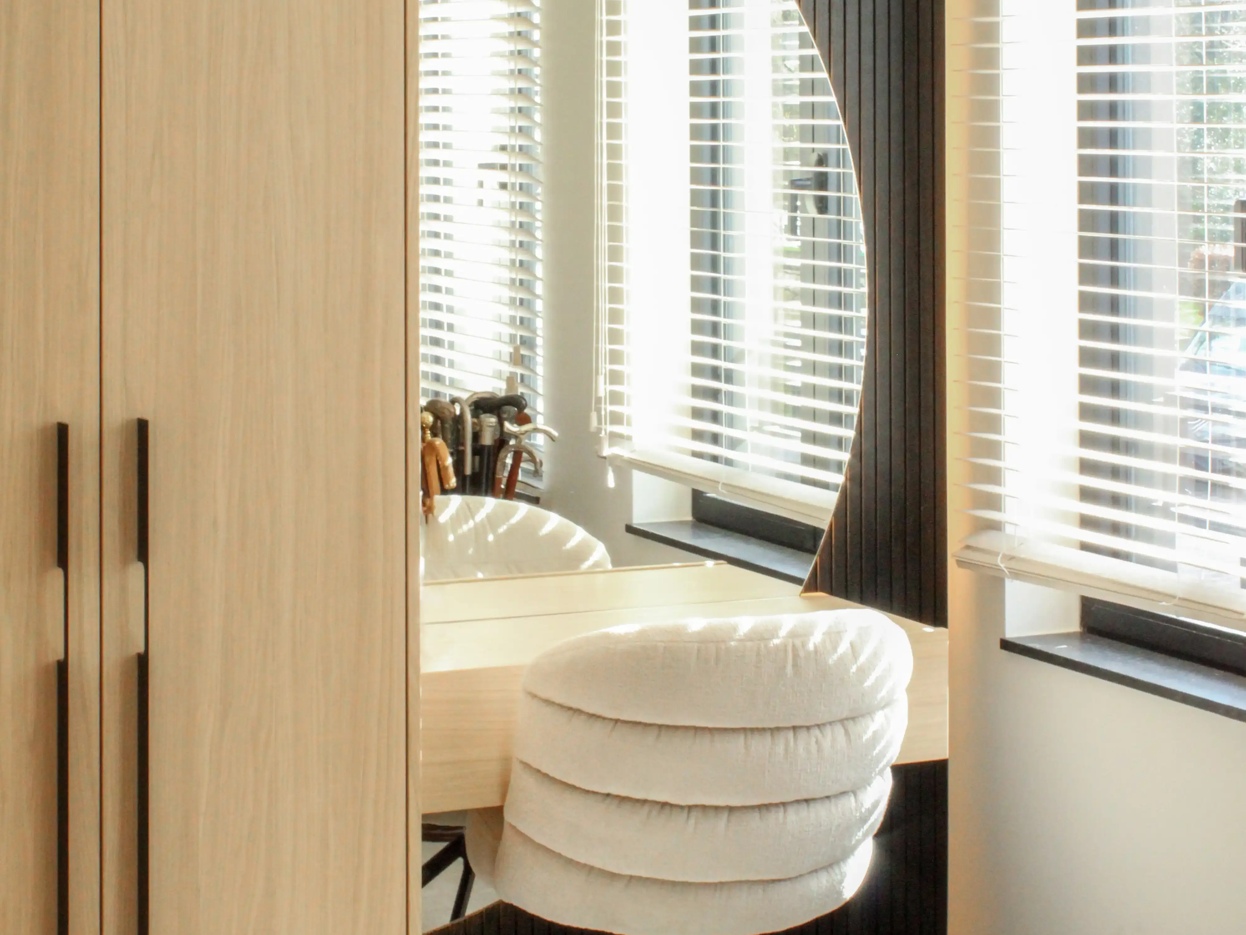 Slimme maatkasten met make-up tafel