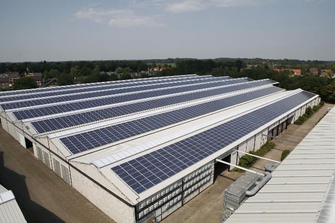 Hernieuwbare energie via eigen zonnepanelen en biomassacentrale